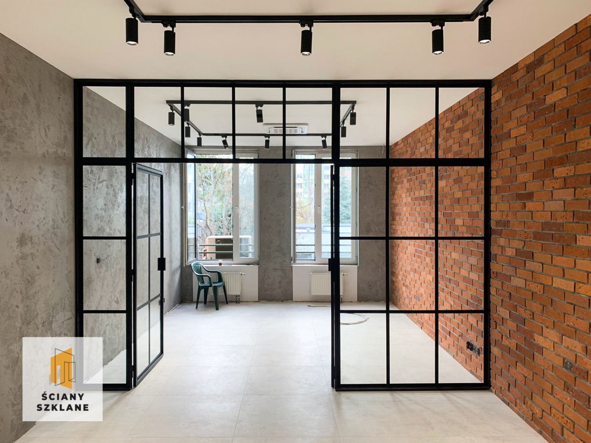 ściana szklana działowa z naświetlem bocznym i górnym 